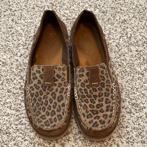 Ariat Womens Cruisers. Leopard w/ pink stitching. Size 9.